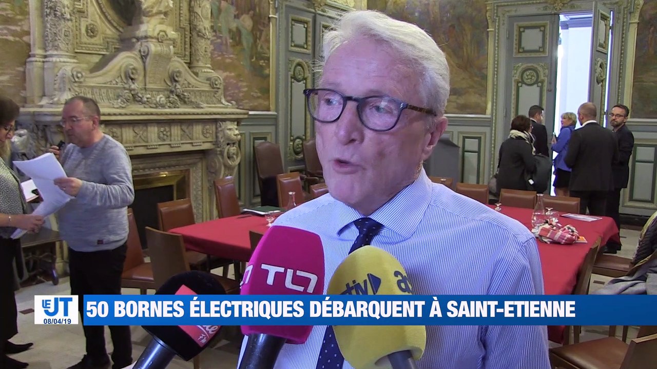 À la Une : les parents d'élève mobilisés à Roche-la-Molière / la maman d'Adrien Fiorello garde espoir / les jeunes verts en finale de la Coupe Gambardella / une expo sur l'art du corset au fil d'or à la maison des Grenadières.