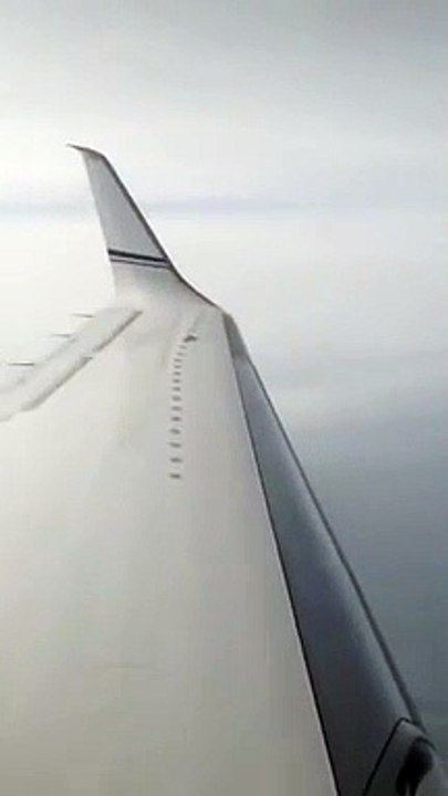 Un avion bat des ailes