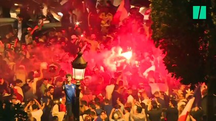 下载视频: La France en finale: Les images des Champs-Élysées en fête