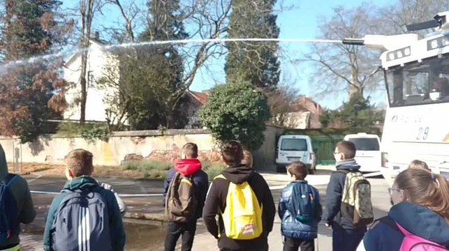 Démonstrations de la voiture tonneau, de la remorque crash test et du véhicule antiémeute avec les enfants de Péruwelz et Bernissart