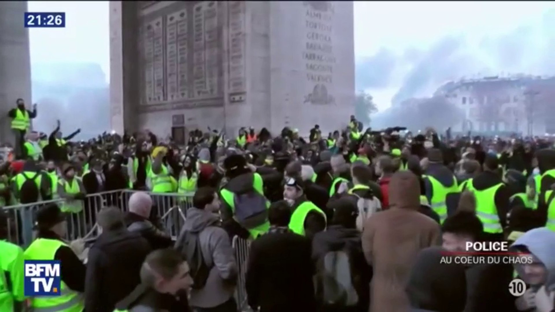 Nicolas Gilet Jaune Protégeait La Flamme Du Soldat Inconnu Quand Il A Vu Les Manifestants Pénétrer Dans Larc De Triomphe Policeaucoeurduchaos