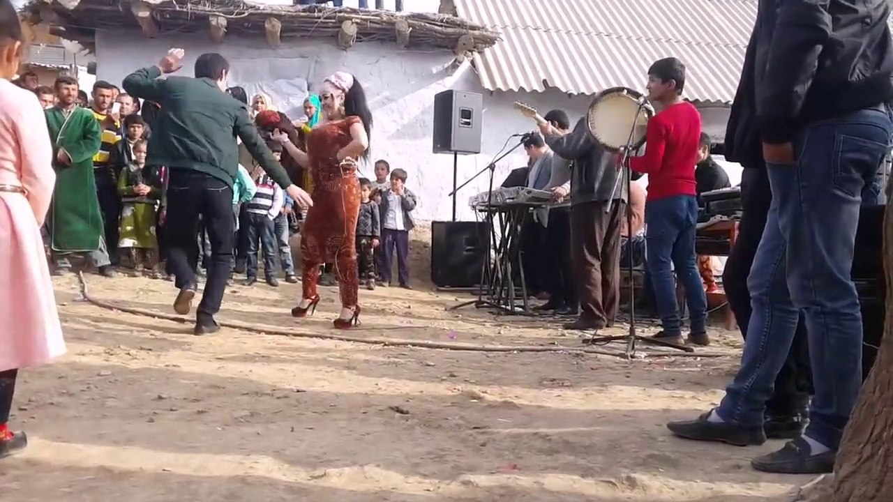 Köyü sallayan kızın oyun havası neşesi