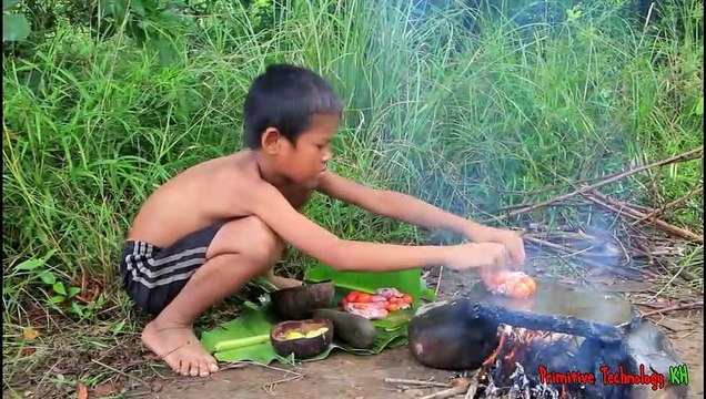 La Technologie Primitive - Manger de délicieux Cuisson des œufs de poulet sur un rocher