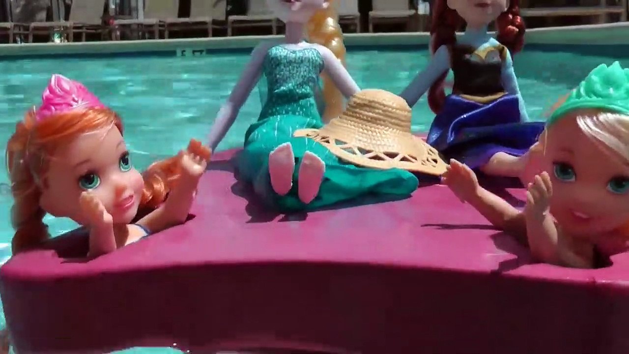 De la PISCINE ! Elsa et Anna, les tout - petits- Barbie est le maître-nageur - splash