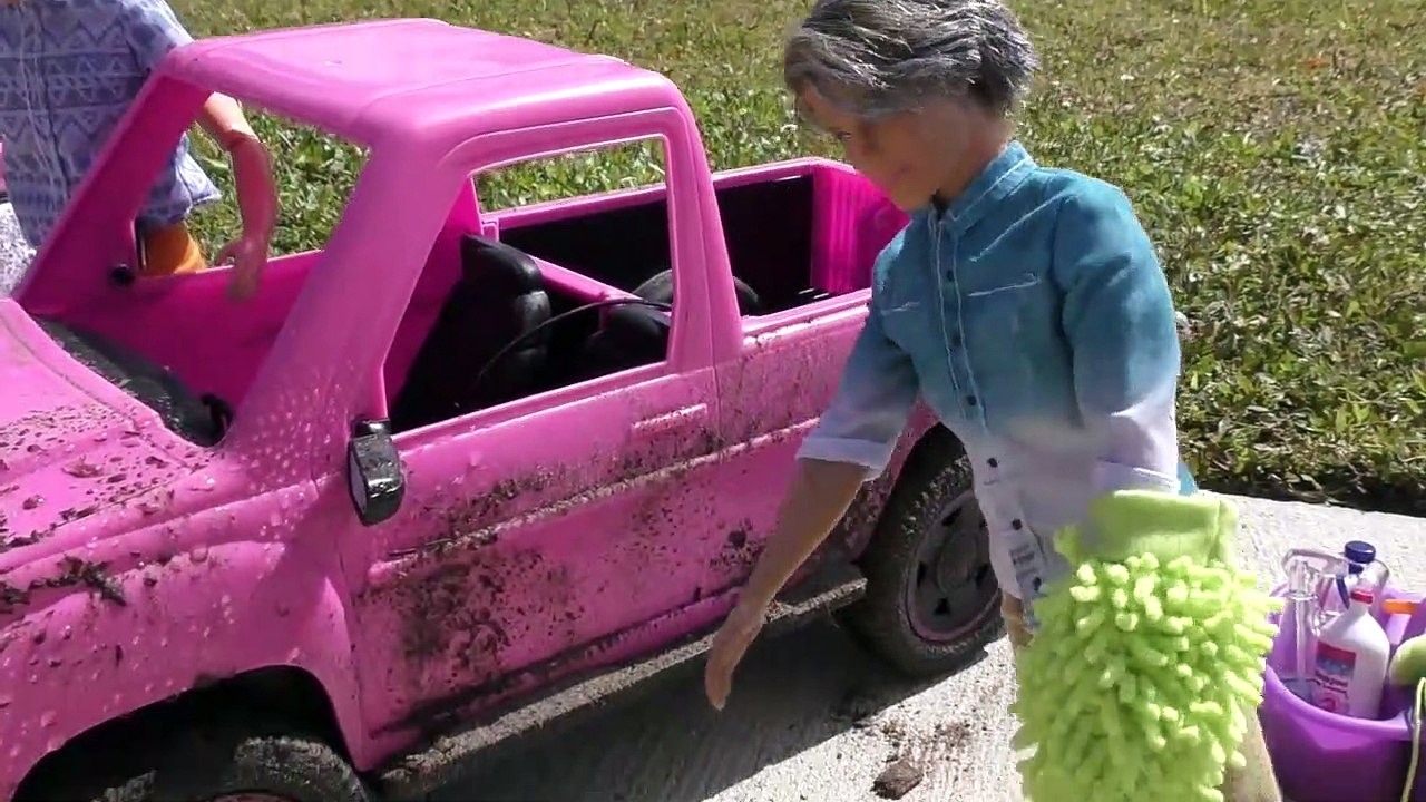 Boueux Voiture ! Elsa et Anna, les tout-petits de lavage de Barbie voitures
