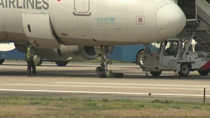 아시아나항공 여객기, 광주공항 착륙 후 바퀴 터져 / YTN