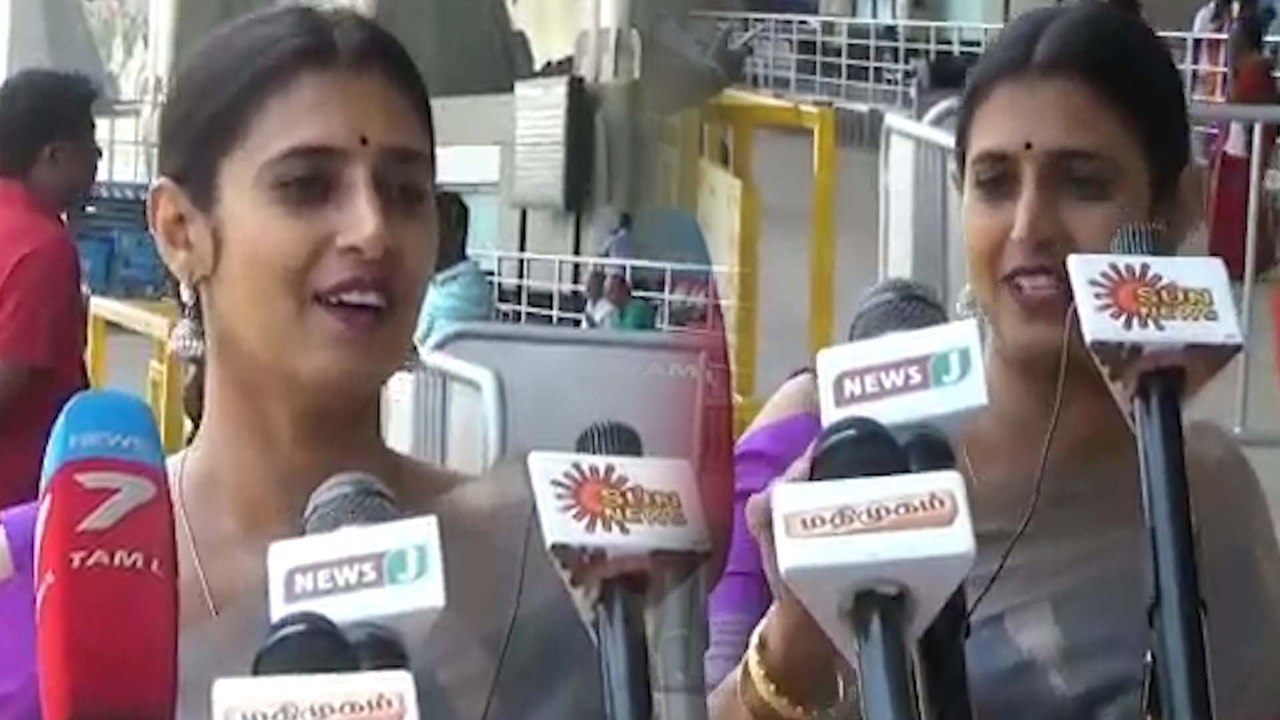 Actress kasthuri press meet: மதுரை விமான நிலையத...