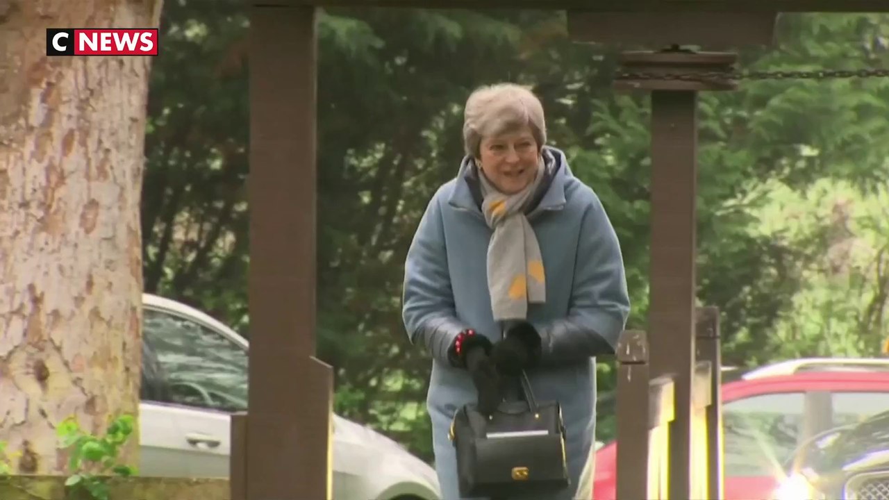 Brexit : Theresa May veut convaincre la France et l'Allemagne de lui accorder un report