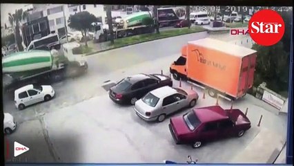 Kadın motosikletli beton mikseri altında kaldı
