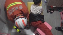 Çin'de Ayağı Tuvalete Sıkışan Çocuğu İtfaiye Ekipleri Kurtardı