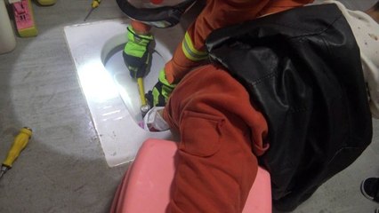 Ayağı Tuvalete Sıkışan Çocuğun Zor Anları