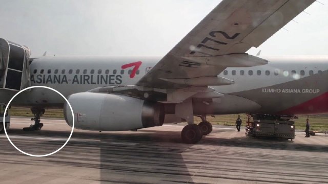 착륙 뒤 앞바퀴 '펑'...여객기 결항 속출 / YTN