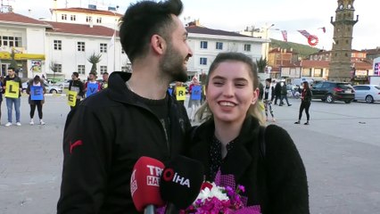 Cumhuriyet Meydanı'nda sürpriz evlilik teklifi