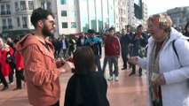Taksim Meydanı’nda saç kesimi yaptı, vatandaşların ilgi odağı oldu