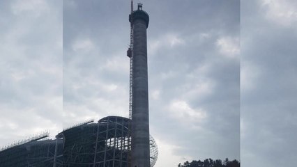 돌풍에 노동자 7명 70m 굴뚝 승강기에 갇혔다 구조 / YTN