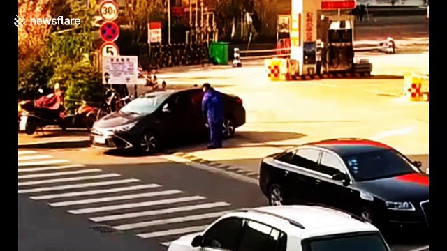 Petrol station worker sprays fire extinguisher to stop smoker in China