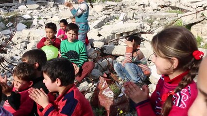 Suriyeli çocuklar kimyasal silah kurbanlarını tiyatroyla andı - İDLİB