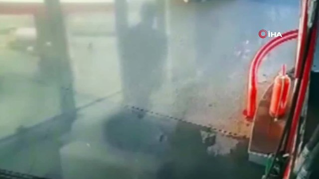 Maça geliyormuş gibi girdiler, halı sahada maç yapan vatandaşların otomobil ve telefonlarını çaldılar