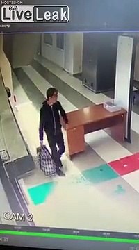 Ce voyageur passe dans la machine à rayons X de l'aéroport avec sa valise !