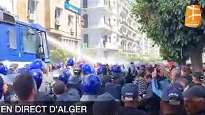 الجزائر |عاجل :  قوات الشرطة تستعمل خراطيم المياه لتفريق الطلبة في نهج باستور بالعاصمة