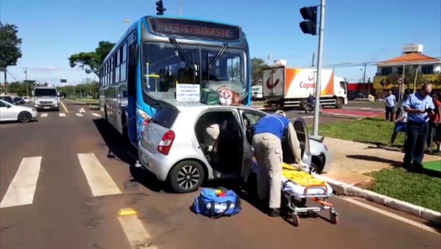 Carro e ônibus batem na Avenida Tancredo Neves