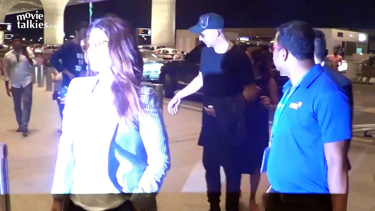 Akshay Kumar Clicks A Selfie With A Cute Little Fan At The Airport