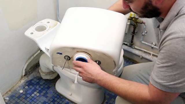 Comment faire pour changer le mécanisme d'une chasse d'eau ?