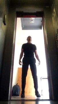 Il met son téléphone portable dans un ascenseur et descend dans les escaliers pour le récupérer