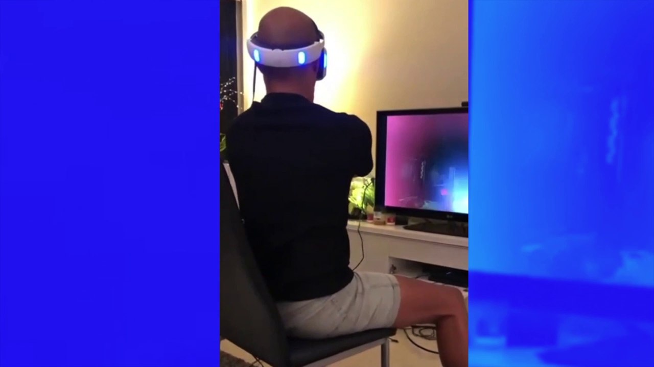 Un homme joue pour la première fois à un jeu de réalité virtuelle et a une réaction WTF