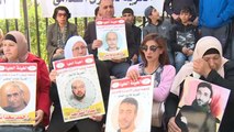 أهالي الأسرى بسجون الاحتلال الإسرائيلي يشاركونهم الإضراب عن الطعام