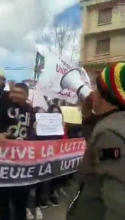 Marche des etudiants à bejaia ''ya achour yaa idir, mazalagh d igrawliwen'' ''ya achour ya idir, nous sommes toujours des révolutionnaire''