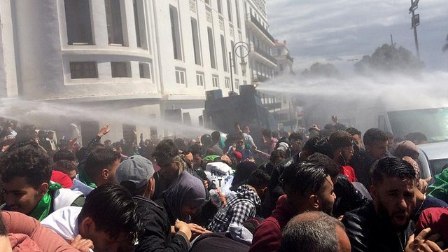 Алжир: новый глава государства — новые протесты