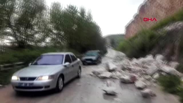 Şanlıurfa'da Dolu Etkili Oldu; Kaya Parçaları Yola Düştü, Ekili Alanlar Zarar Gördü