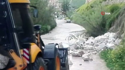 Yağış nedeniyle dağdaki kayalar yola düştü