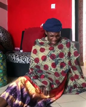 Voici comment se comportent les mamans dans les funérailles. A pleurer de rire !