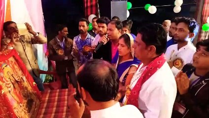 प्रतापपुर में दशहरा कार्यक्रम प्रारंभ होने से पूर्व मां दुर्गा जी की आरती मंच पर करते हुए ऐतिहासिक