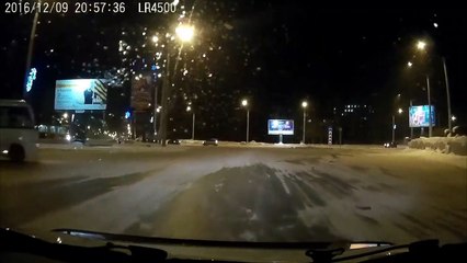 Un conducteur de bus russe drift sur la neige