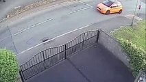 Un jeune en scooter explose des rétroviseurs et se fait poursuivre et punir par un automobiliste !