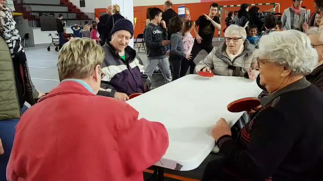 Une séance ping-pong adaptée pour les seniors à Folschviller (Moselle)