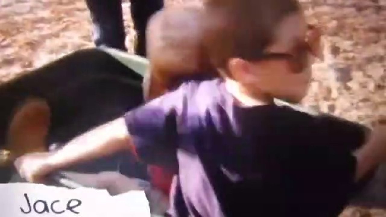 Jenelle  , David &  the kids pick out a Christmas tree