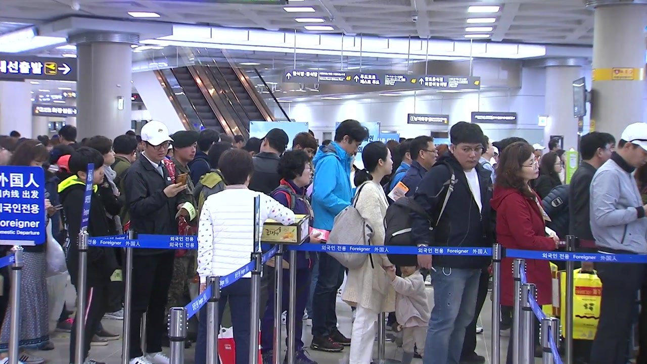 제주공항 아침부터 항공기 운항 시작...바람 점차 약해져 / YTN