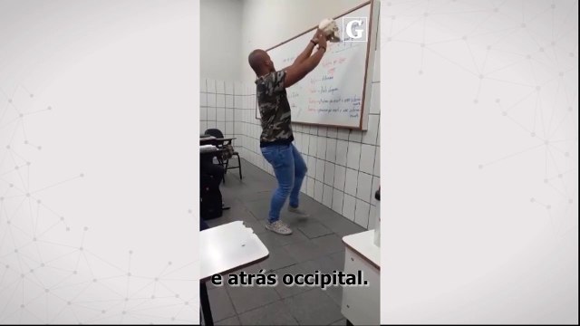 Professor viraliza após misturar músicas e conteúdo