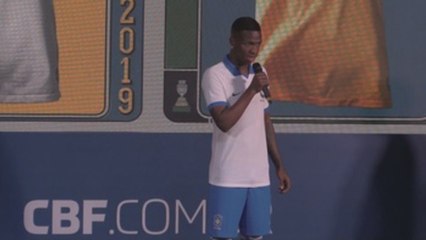Vinicius Júnior exhibe la camisa blanca que Brasil portará en la Copa América
