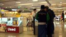 REAKSI ORANG KOREA  LIHAT TKI INDONESIA PAKAI SARUNG DI MALL