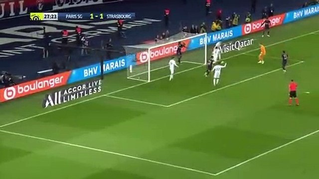 Kegagalan cetak gol terparah sepanjang sejarah sepak bola: Eric Choupo Moting PSG VS Strasbourg