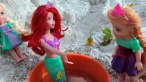 ELSA est de CHÂTEAUX de sable ! Elsa et Anna, les tout-petits de s'amuser en jouant avec le sable