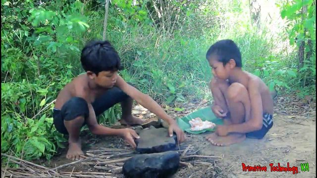 La Technologie Primitive - Manger de délicieux la Cuisson d'un poulet sur un rocher
