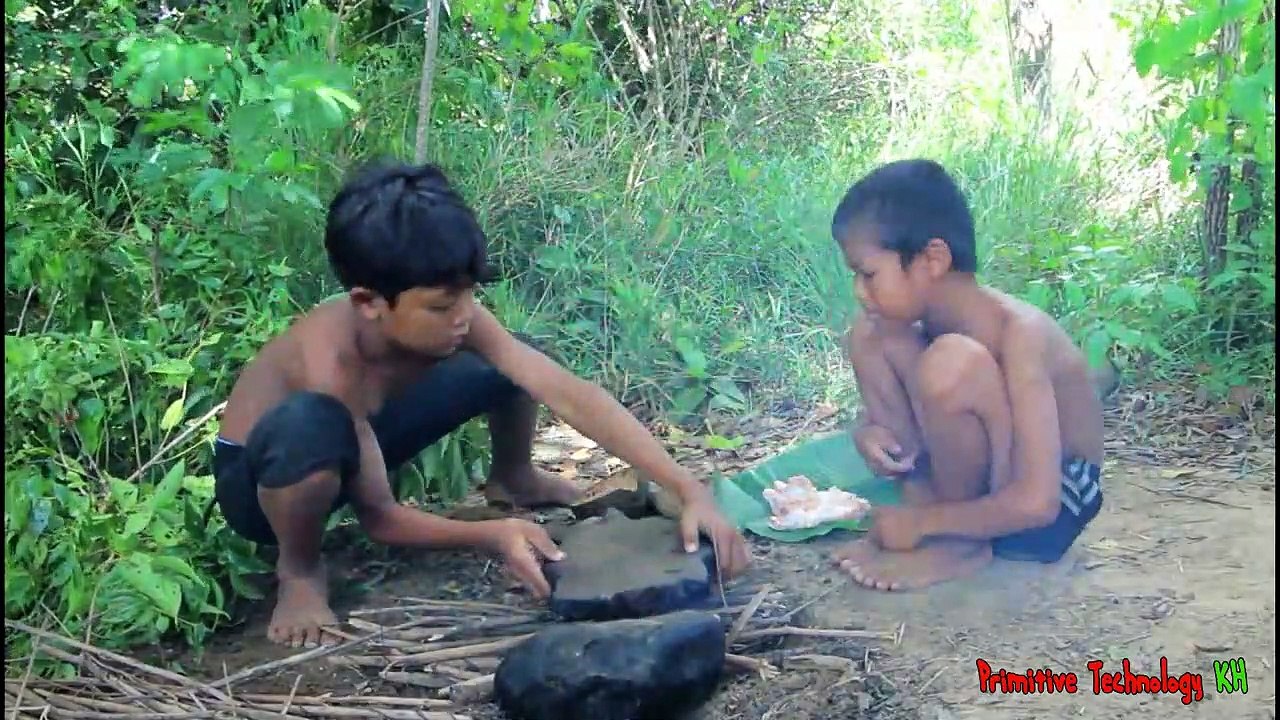 La Technologie Primitive - Manger de délicieux la Cuisson d'un poulet sur un rocher