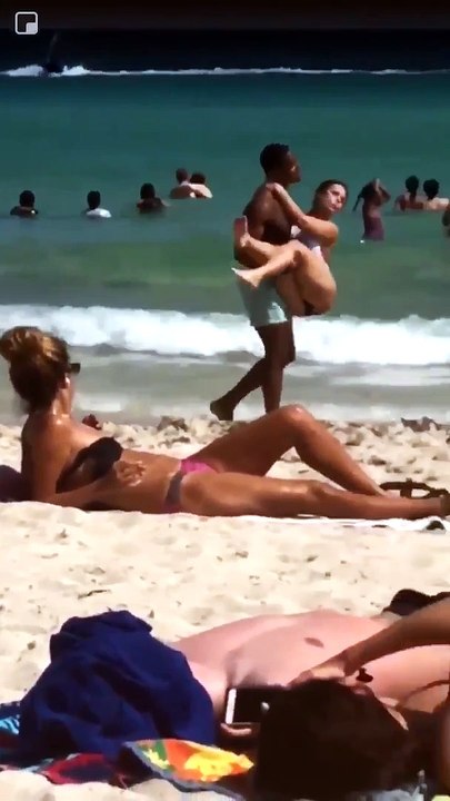 Voici ce qui se passe quand un couple se met à jouer à saute-mouton à la plage