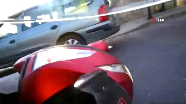 Motosiklet Sürücüsünün Aracın Altında Kalmaktan Kıl Payı Kurtulduğu Anlar Kamerada